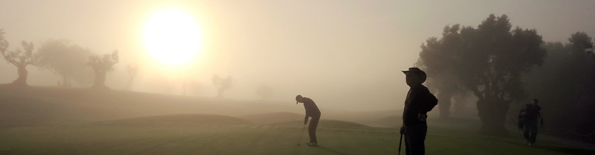 Golfen im Morgennebel
